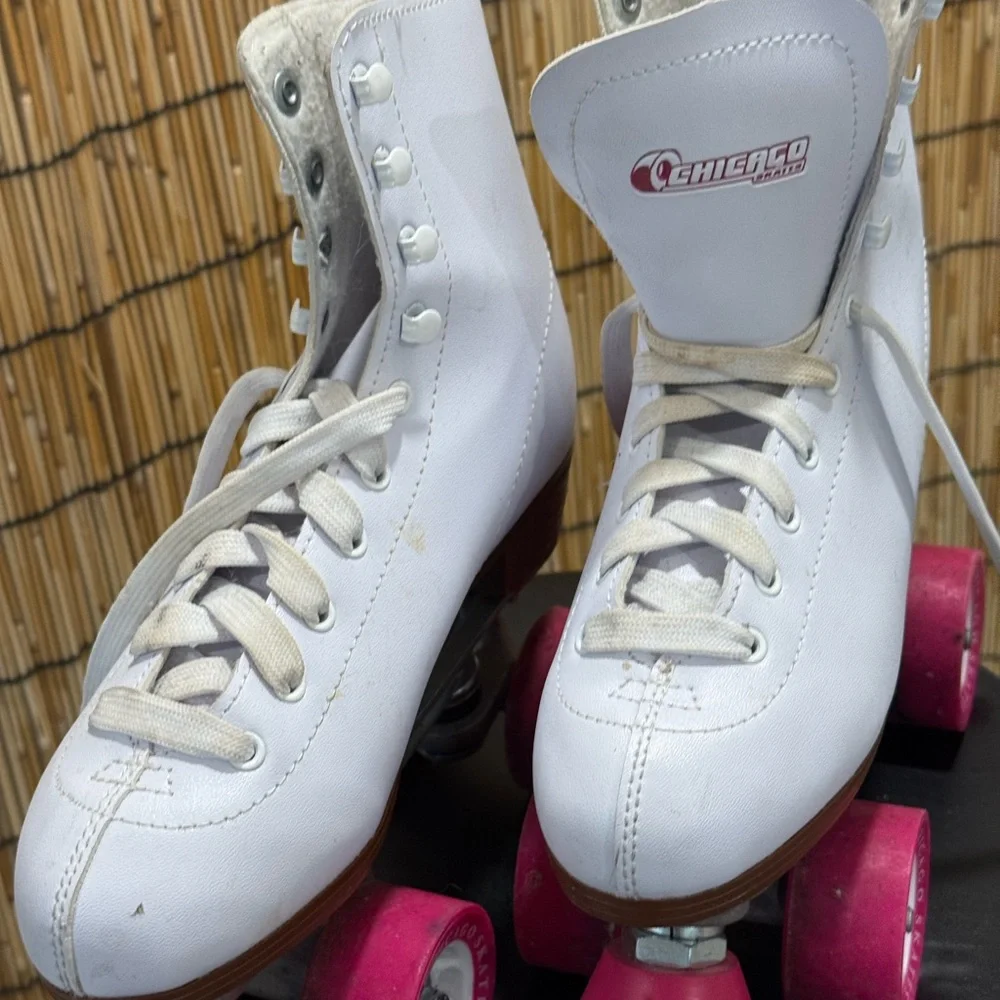 White Leather Quad Roller Skates with Pink Wheels - Picture 5 of 11